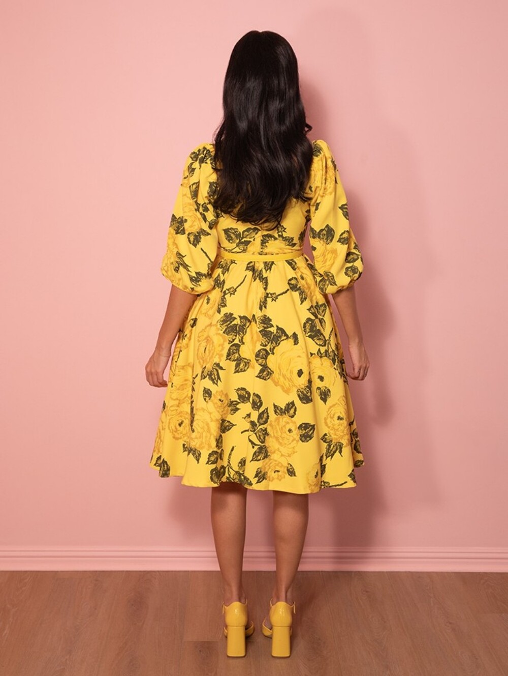 Vacation Dress in Vintage Yellow Roses - Picture 4 of 5